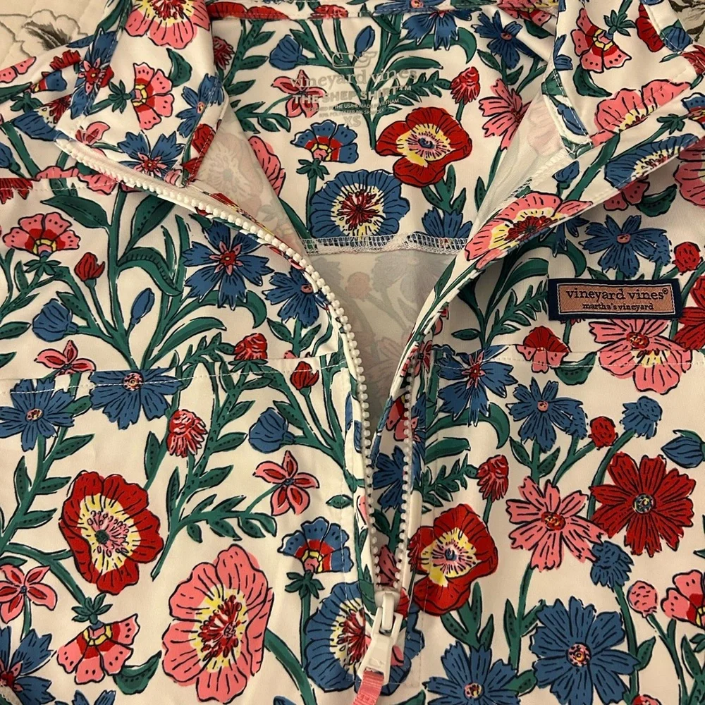Vineyard Vines Floral Print 1/2 Zip Pullover NWOT - Picture 3 of 7